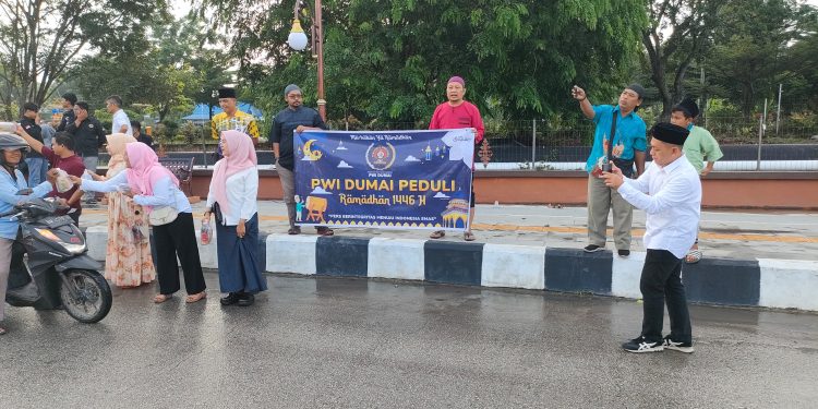 Tebar Kebaikan, PWI Dumai Bagikan Ratusan Paket Takjil kepada Masyarakat
