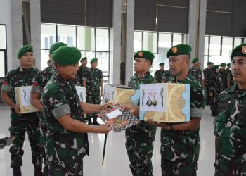 Danrem 031/ Wira Bima Serahkan Bingkisan Idul Fitri 1446 H Kepada Prajurit Dan PNS Korem 031/ Wira Bima