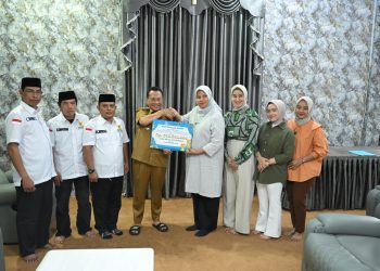 Bupati Rohil Secara Simbolis Terima Zakat Mal Dari Keluarga Besar Awal Bross Bagan Batu
