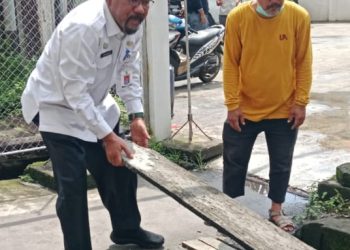 Antisipasi curah hujan tinggi, DLH Rohil lakukan pembersihan parit secara manual di kecamatan Bangko 