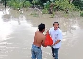 Di Tengah Banjir Lubuk Besar, Thorcon Hadir Ringankan Beban Warga