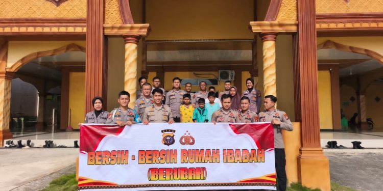 Polres Rokan Hilir Gelar Program Kegiatan BERUBAH, Bersih-Bersih Rumah Ibadah di Bulan Suci Ramadhan 1447 H