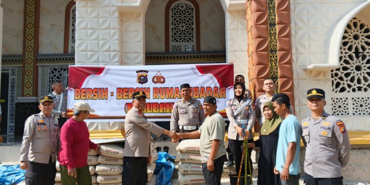 Kapolres Rohil berikan bantuan untuk mesjid dan mushala