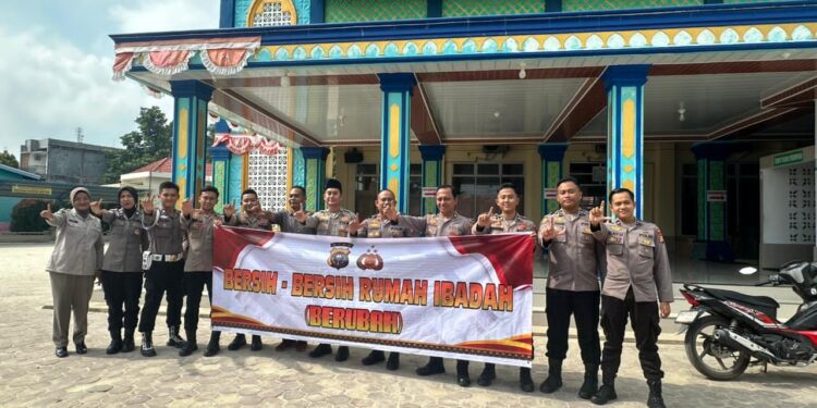 Ramadhan ke 7 Mapolres Rohil Konsisten Jalankan Program BERUBAH (Bersih-Bersih Rumah Ibadah) demi kenyamanan ibadah