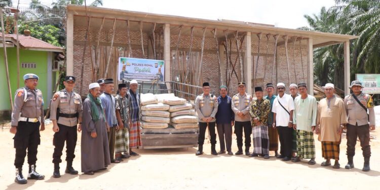 Kapolres Rohil berikan bantuan 50zak semen untuk Pembangunan Mesjid NURUL MU’MININ di Bulan suci Ramadhan 1447 H