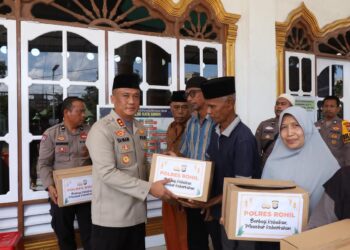 Kapolres Rokan Hilir Salurkan 40 Paket Sembako untuk Kaum Dhuafa di Bagan Sinembah