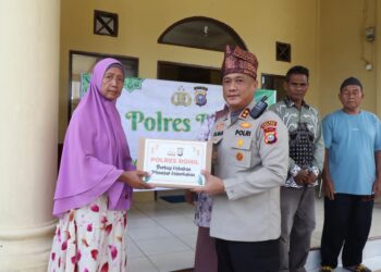 Kapolres Rohil AKBP Isa Imam Syahroni, S.I.K., M.H.,salurkan bantuan kepada kaum dhuafa