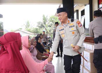 Polres Rohil peduli Kaum dhuafa salurkan paket sembako di Tanah Putih Tanjung melawan