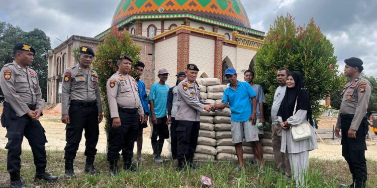 Sat samapta polres Rohil serahkan 80 zak semen untuk pembangunan mesjid NURUL IMAN di tanah Putih