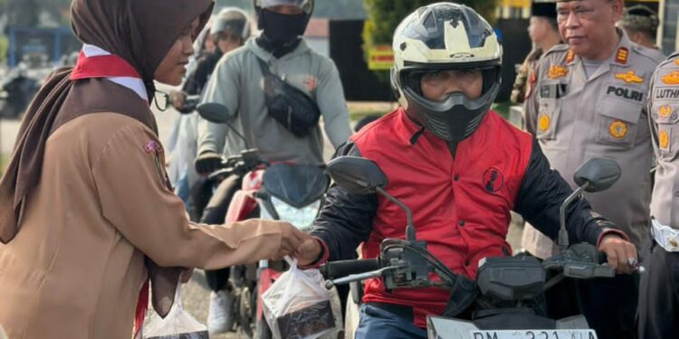 Polres Rohil gandeng pujakesuma, pramuka, mahasiswa bagikan takjil pada bulan suci Ramadhan 1447 H
