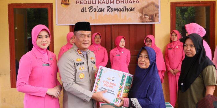 Kapolres Rohil dan ketua Bhayangkari cabang Rohil peduli kaum dhuafa bagikan 30 paket sembako