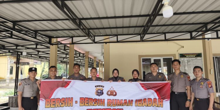 Ramadhan ke 19 Polres Rohil Hadir Bersihkan Rumah ibadah wujud pengabadian ke masyarakat
