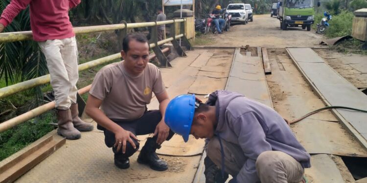 Menjelang arus mudik lebaran 2026  Polsek simpang Kanan bersama masyarakat Kecamatan Simpang Kanan lakukan perbaikan jembatan penghubung 