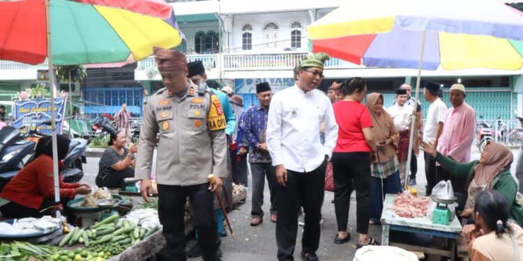 Pemkab Rohil Bersama Kapolres, DPRD Rohil tinjau harga BAPOKMAS dipasar