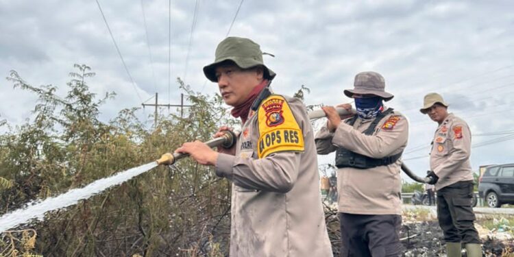 Kapolres Rokan Hilir AKBP Isa Imam Syahroni, S.I.K., M.H. turun langsung pimpinan Karhutla kecamatan Tanah putih 