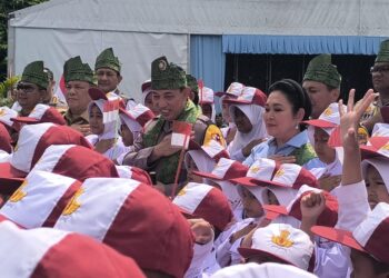 Kapolri Jenderal Polisi Listyo Sigit Prabowo bersama Ketua Komisi IV DPR RI Siti Hediati Hariyadi Groundbreaking 110 Jembatan Merah Putih Presisi Riau