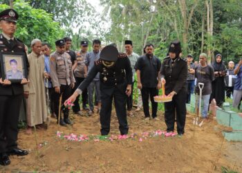 Gugur dalam bertugas Kapolri berikan Kenaikan Pangkat Luar Biasa kepada Aiptu Apendra