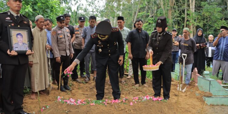 Gugur dalam bertugas Kapolri berikan Kenaikan Pangkat Luar Biasa kepada Aiptu Apendra