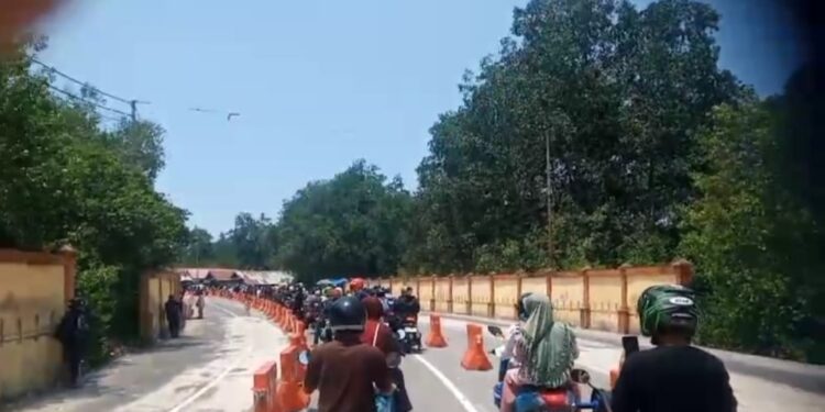 Arus Balik Mudik Lebaran: Masyarakat Keluhkan Antrian Panjang di Pelabuhan Roro Air Putih