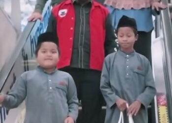 Saat Zulkardi bersama sejumlah pihak juga memberikan berbagai bantuan lain, seperti perlengkapan sekolah, perlengkapan mengaji, peci, hingga sembako untuk kebutuhan sehari-hari. Disalah satu Mall kota pekanbaru. (poto/ist)