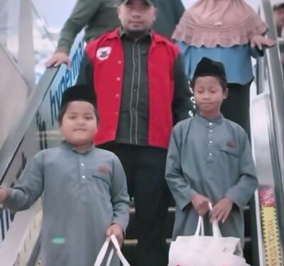 Saat Zulkardi bersama sejumlah pihak juga memberikan berbagai bantuan lain, seperti perlengkapan sekolah, perlengkapan mengaji, peci, hingga sembako untuk kebutuhan sehari-hari. Disalah satu Mall kota pekanbaru. (poto/ist)