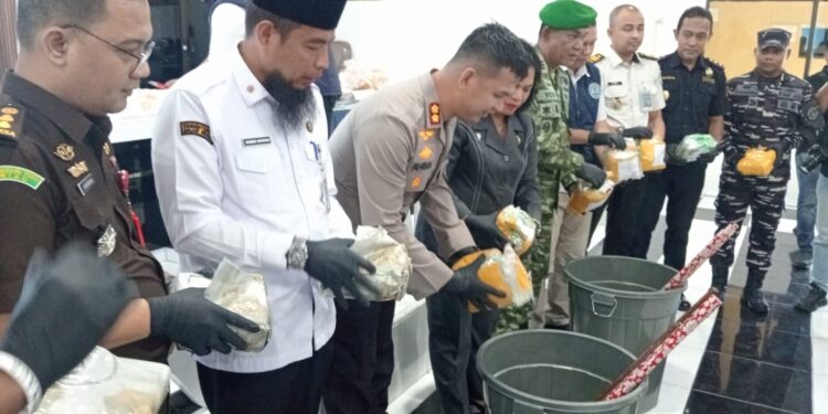 Polres Bengkalis musnahkan sabu seberat, 48.812,84 gram pil ekstasi ,sebanyak 39.582 butir serta obat jenis etomidate 347 bungkus.