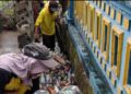 Pemko Pekanbaru Kerahkan Pasukan Kuning Bersihkan Jalan Kaswari, Drainase Tersumbat Sampah