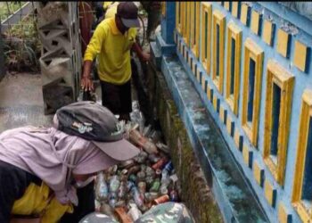Pemko Pekanbaru Kerahkan Pasukan Kuning Bersihkan Jalan Kaswari, Drainase Tersumbat Sampah
