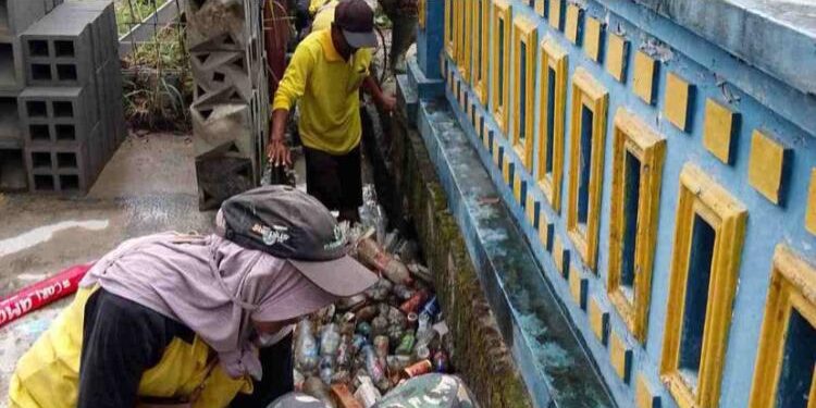 Pemko Pekanbaru Kerahkan Pasukan Kuning Bersihkan Jalan Kaswari, Drainase Tersumbat Sampah