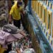 Pemko Pekanbaru Kerahkan Pasukan Kuning Bersihkan Jalan Kaswari, Drainase Tersumbat Sampah