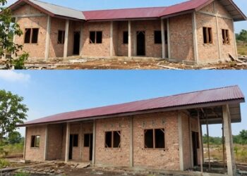 Di Mungkal, Rumah Guru Berdiri di Tengah Jalan yang Berlubang