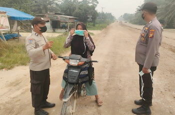 Asap Karhutla Mengancam, Polsek Langgam Bagikan Masker ke Warga