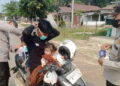 Polsek Langgam Turun ke Jalan, Bagikan Masker untuk Warga Terdampak Asap Karhutla