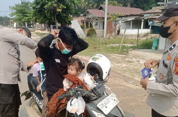 Polsek Langgam Turun ke Jalan, Bagikan Masker untuk Warga Terdampak Asap Karhutla