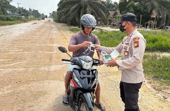 Asap Karhutla Mengancam Kesehatan, Polsek Langgam Turun Bagikan Masker