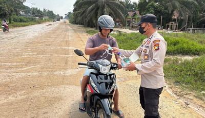 Asap Karhutla Mengancam Kesehatan, Polsek Langgam Turun Bagikan Masker