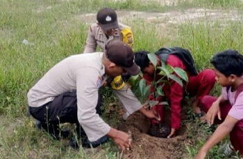 Polsek Langgam Tanam 30 Pohon Buah di Sekolah, Dorong Kepedulian Lingkungan