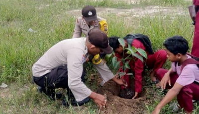 Polsek Langgam Tanam 30 Pohon Buah di Sekolah, Dorong Kepedulian Lingkungan