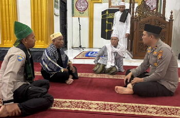 Kapolsek Langgam Pimpin Gerakan Subuh Keliling di Masjid Segati