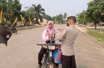 Kapolsek Langgam Turun Tangan, Masker Dibagikan untuk Warga Terdampak Asap Karhutla