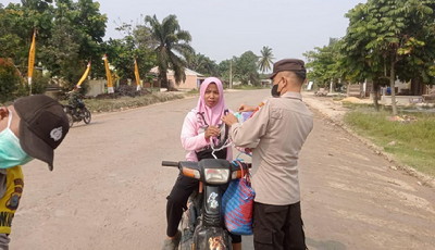 Kapolsek Langgam Turun Tangan, Masker Dibagikan untuk Warga Terdampak Asap Karhutla