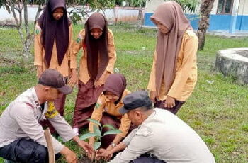 Kapolsek Langgam: Penghijauan di Sekolah Harus Jadi Gerakan Bersama