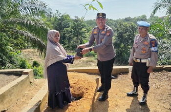 15 Pohon Buah Ditanam di MTs Darul Falah, Ini Pesan Kapolsek Langgam